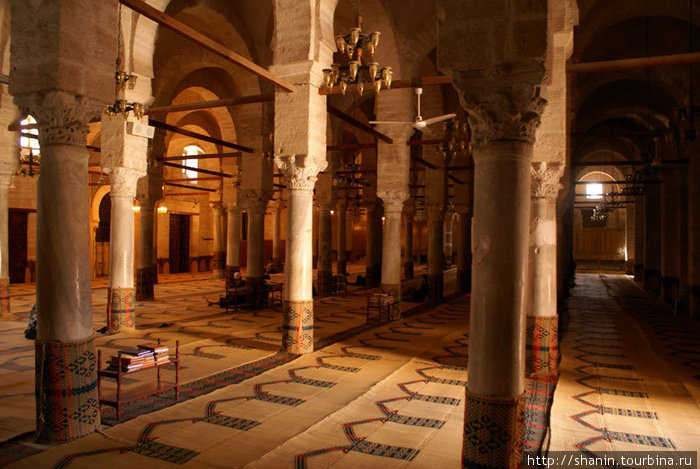 Внутри Великой мечети в медине
