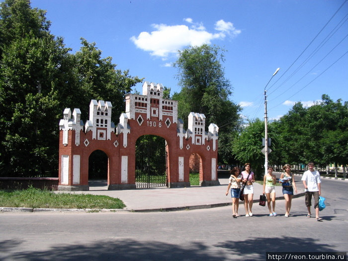 А это ворота в городской сад — они считаются одним из символов Острогожска. Ворота построены в 1908 г., а сам сад известен с 1863 г. Заодно на фотку попали симпатичные острогожские девушки :) Острогожск, Россия