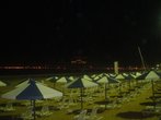 На пляже Агадира ночью светло практически как днем. Набережную и пляж освещают мощные прожекторы, похожие на те, что бывают на стадионах.