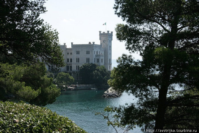 вид на замок Мирамаре издалека Триест, Италия