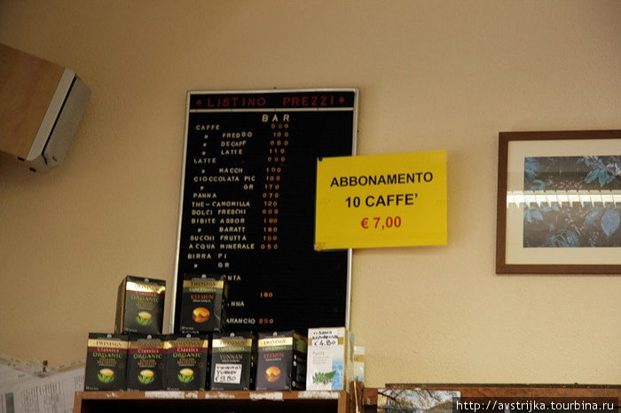 в кафе можно приобрести абонементы на кофе Триест, Италия