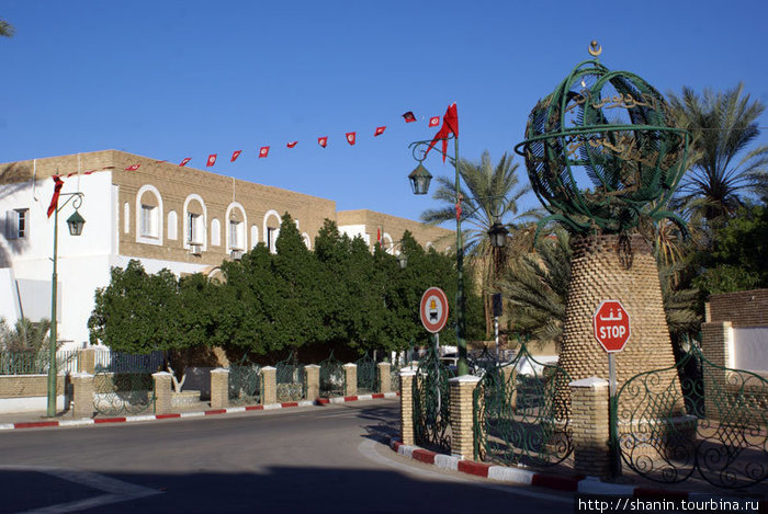 Памятник на перекрестке Таузар, Тунис