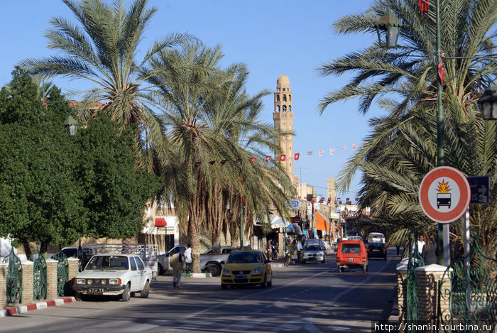 На центральной улице — минареты и финиковые пальмы Таузар, Тунис