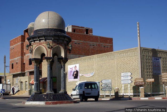 Символ Таузара на перекрестке — римские колонны и арабские купола Таузар, Тунис