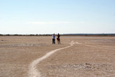 Дорожка через соляное озеро