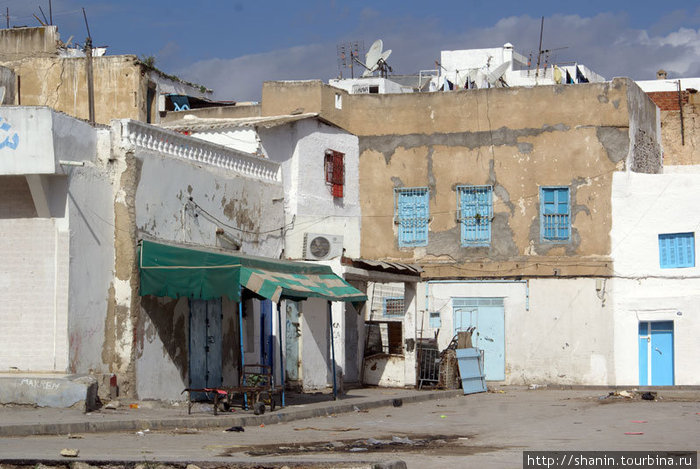 Угол пустынной площади в медине Тунис, Тунис