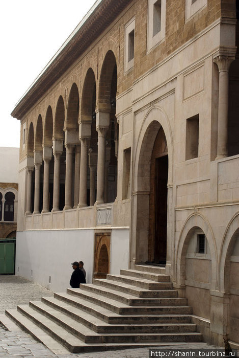 Вход в Великую мечеть в центре медины Туниса Тунис, Тунис