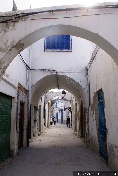 Улочка в медине Тунис, Тунис