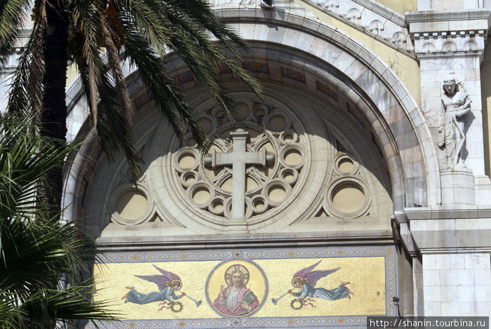 Крест и мозаика на католическом соборе в центре Туниса Тунис, Тунис