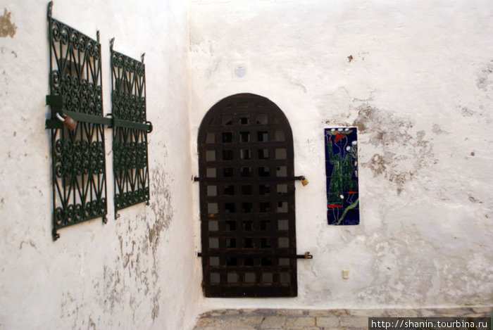 Дверь и зарешеченное окно Хаммамет, Тунис