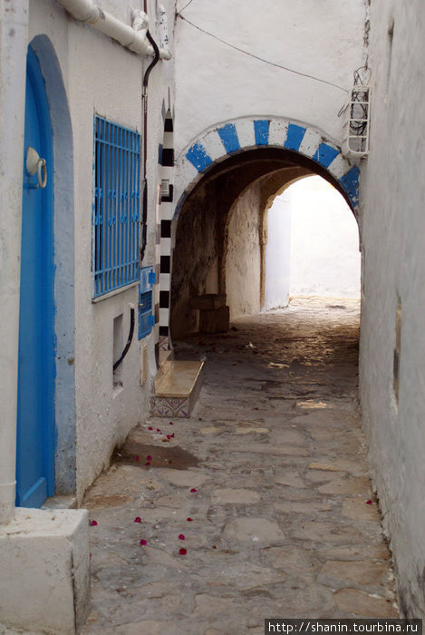 Арка на улице медины Хаммамет, Тунис