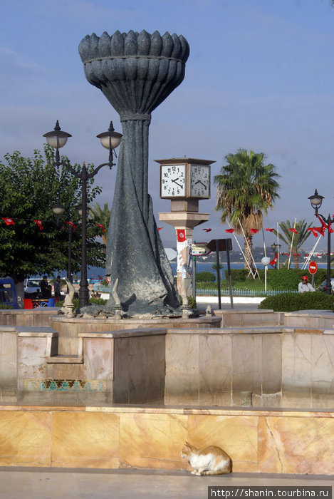 Памятник на площади у входа в медину Хаммамет, Тунис