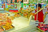 Мясо в Китае – это на 80% — свинина. И на 15 % — курица. Говядины тут практически нет. По крайней мере, в нашем магазинчике ее не бывает никогда.