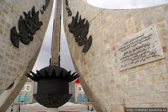 Памятник на площади Тунис, Тунис