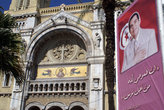 Предвыборный плакат на фоне собора