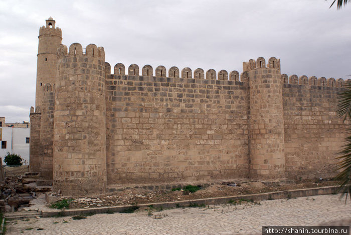 Крепость-монастырь в центре медины Суса