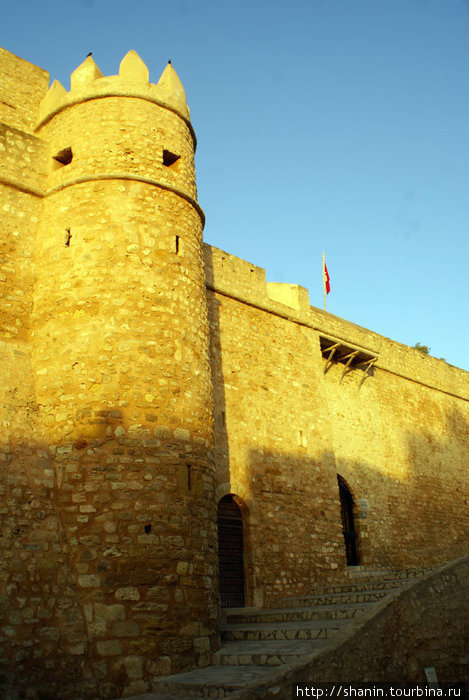 Угловая башня городской стены Хаммамета Хаммамет, Тунис
