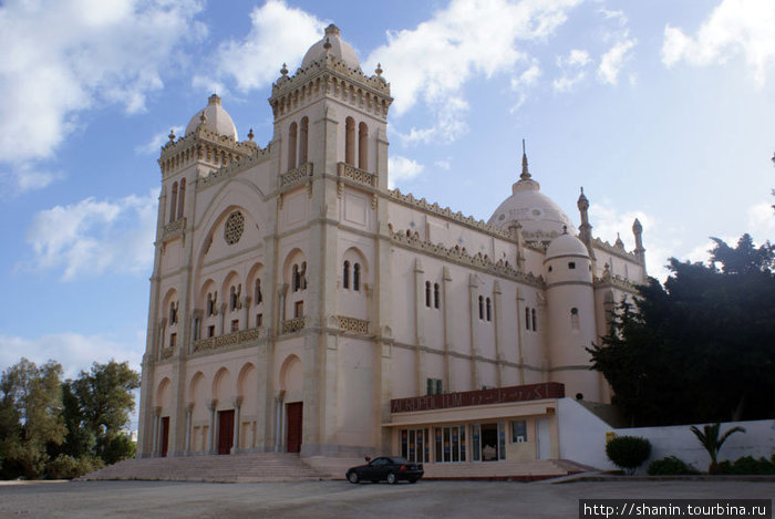 Католический собор на руинах Карфагена, возле музея Карфагена. Сиди-Бу-Зид, Тунис