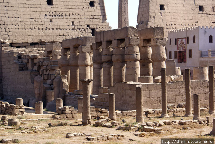 В Луксорском храме Луксор, Египет