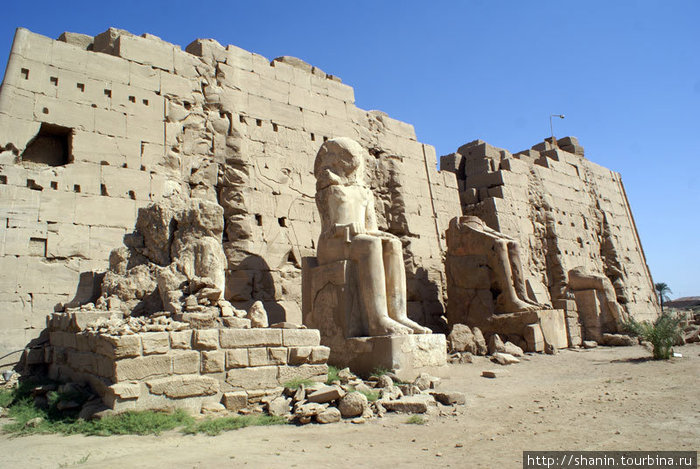 Статуи фараонов в Карнакском храме Луксор, Египет