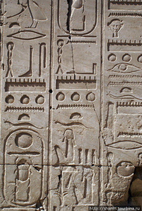 Иероглифы в Карнакском храме Луксор, Египет