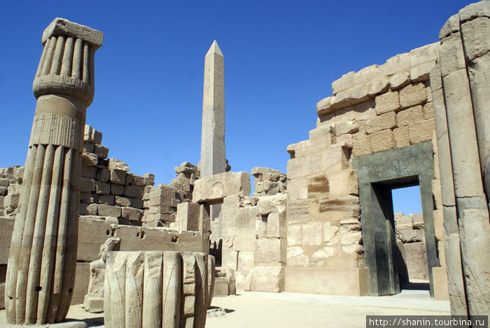 Колонны, дверь и обелиск в Карнакском храме Луксор, Египет