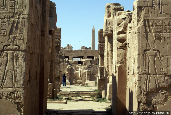 В Карнакском храмовом комплексе Луксор, Египет