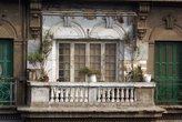 Следы былой роскоши — балкон на старом здании в центре Каира. Постепенно все разрушается.