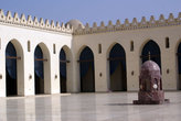 Во дворе мечети