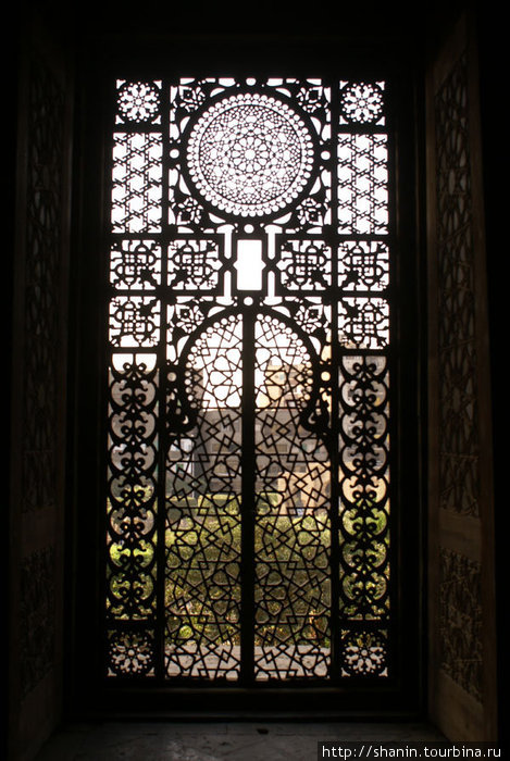 Вид из мечети через зарешеченное окно Каир, Египет