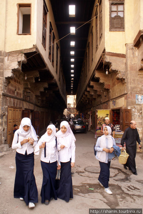 Школьницы — в традиционной мусульманской одежде Каир, Египет