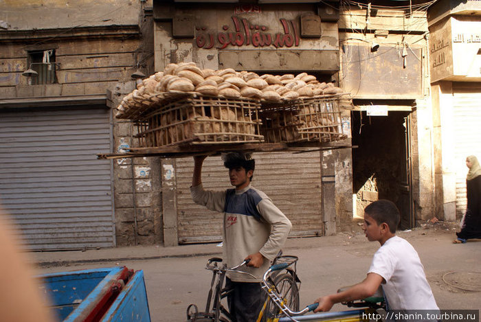 Разносчик хлебных лепешек Каир, Египет