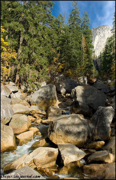 Следующей остановкой был водопад Vernal Fall — это по пути на него Йосемити Национальный Парк, CША