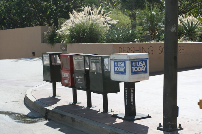 Газетные киоски аля женщину достали автомат засунули Лос-Анжелес, CША
