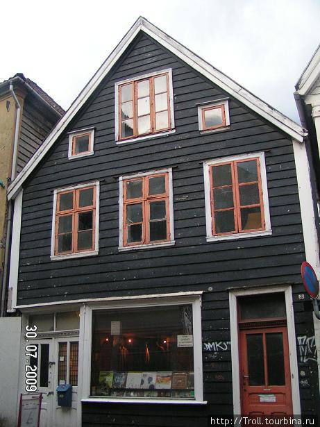 Как тут не вспомнить про дом, что глядит на всех в три окошечка Берген, Норвегия