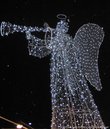 Краков тоже украшен по-новогоднему и по-рождественски. Например, на перекрестках стоят фонтанчики и ангелочки из лампочек!