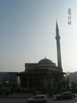 Старинная мечеть на углу площади