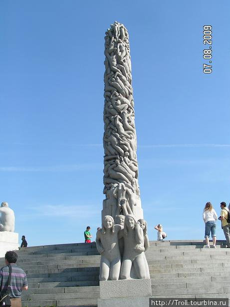 Главная стамеска парка и фрагмент прилагающихся статуй Осло, Норвегия
