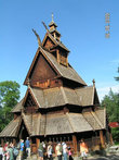 Знаменитая деревянная церковь, одна из немногих уцелевших в Норвегии
