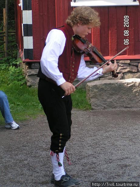 Штатный танцор еще и на скрипке горазд играть Осло, Норвегия