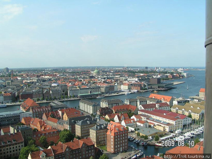 Фрагмент Кристиансхавна, и, через гавань, центр города Копенгаген, Дания