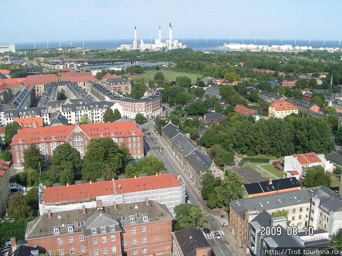 Тихое и мирное на вид место. А ведь квартал справа — это небезызвестная Христиания Копенгаген, Дания