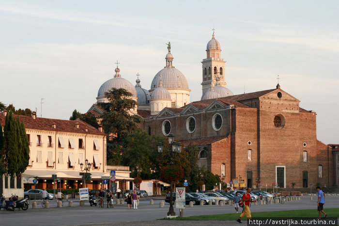 вид на базилику с Прато-делла-Валле Падуя, Италия