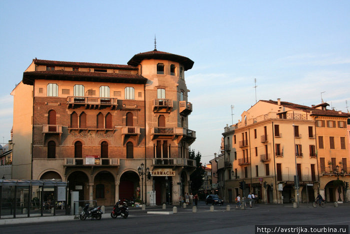 живописная улочка, ведущая к базилике Падуя, Италия