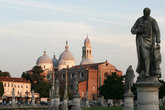 базилику Святого Антония и статуи известных жителей Падуи