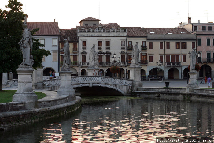 канал на площади Прато-делла-Валле Падуя, Италия