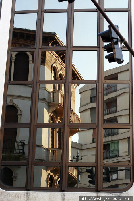 город отражается в окнах Падуя, Италия