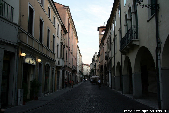 вечерняя улица Падуи Падуя, Италия