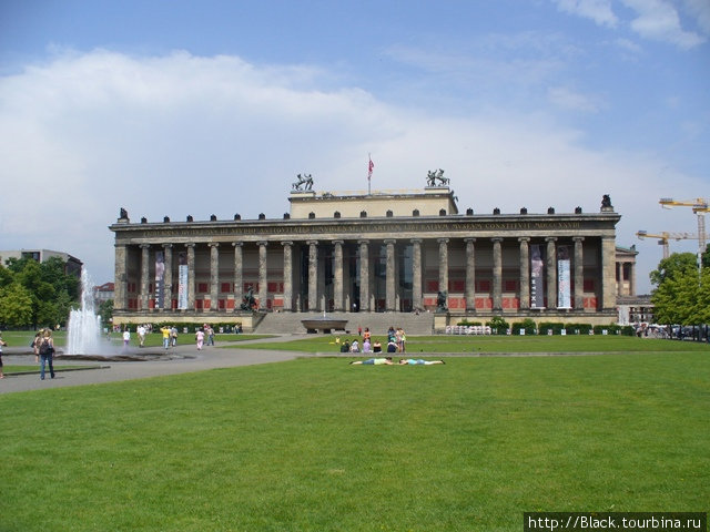 Парк Люстгартен  и здание Старого музея Берлин, Германия