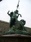 Скульптура св. Георгия, сражающегося с драконом